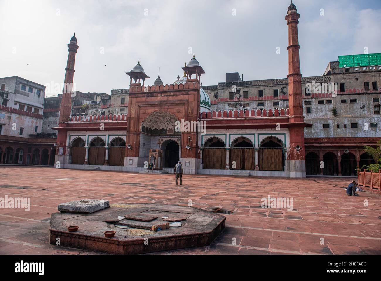 Neu-Delhi, Indien. 10th Januar 2022. Hauptstruktur der Fatehpuri-Moschee eine der ältesten Moschee in indien, die dringend erhalten werden muss, da mehrere Teile des Mughal-Ära-Denkmals schwere strukturelle Schäden erlitten hat, Chandni Chowk. Fatehpuri Masjid erbaut im Jahre 1650 n. Chr. von Fatehpuri Begum, einer der Frauen des Moghul-Imperators Shah Jahan, ist die Moschee aus rotem Sandstein gebaut und wunderschön mit kleinen Kuppeln und Minaretten dekoriert. Es markiert den großen Höhepunkt der historischen Straße von chandni chowk. Kredit: SOPA Images Limited/Alamy Live Nachrichten Stockfoto