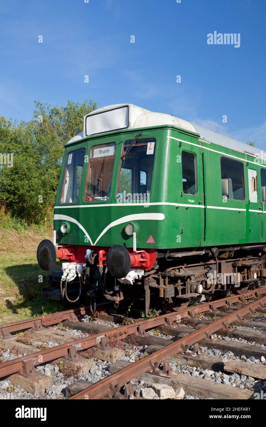 Restaurierte Dieseltriebeinheit (DMU) am Bahnhof Totnes Littlehempston auf der South Devon Railway, Devon, England, Großbritannien Stockfoto