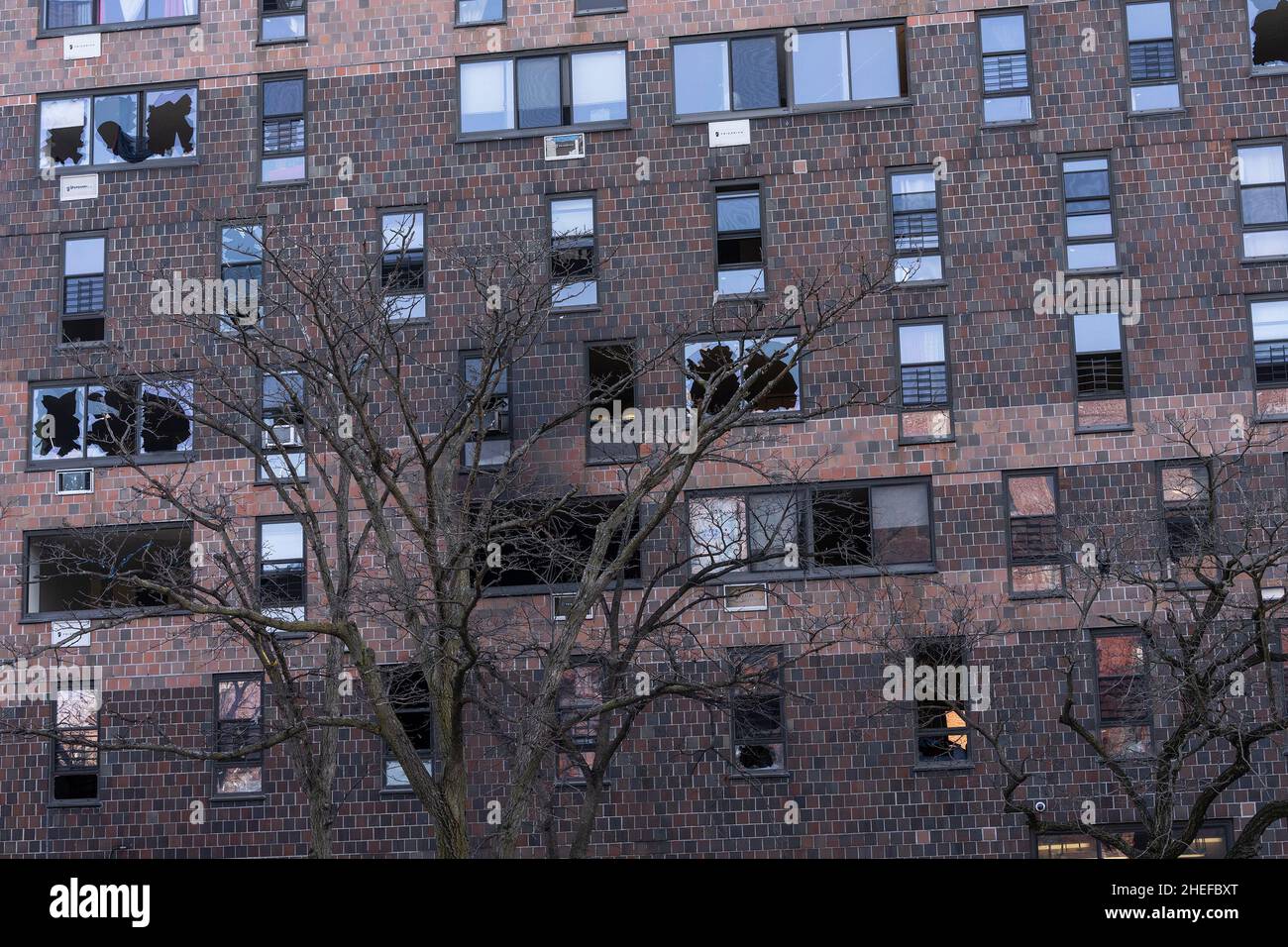 Blick auf das verwüstete Gebäude und die Wohnungen, in denen ein tödlicher Brand durch einen fehlerhaften Raumheizkörper 17 Menschenleben forderte, darunter 8 Kinder in der Bronx. Das Feuer begann im Schlafzimmer der 3rd-stöckigen Wohnung, und als die Bewohner ihren Platz bei geöffneter Tür verließen, breitete sich der Rauch schnell auf den 15th. Stock aus, was zu Verletzungen und Tod führte. Diese Wohnungstür funktionierte nicht richtig und schloss sich nicht automatisch, nachdem die Bewohner der Wohnung, in der das Feuer ausgebrochen war, entkommen waren. Viele wurden verletzt und werden in lokalen Krankenhäusern behandelt. Alle Bewohner des Gebäudes wurden evakuiert Stockfoto