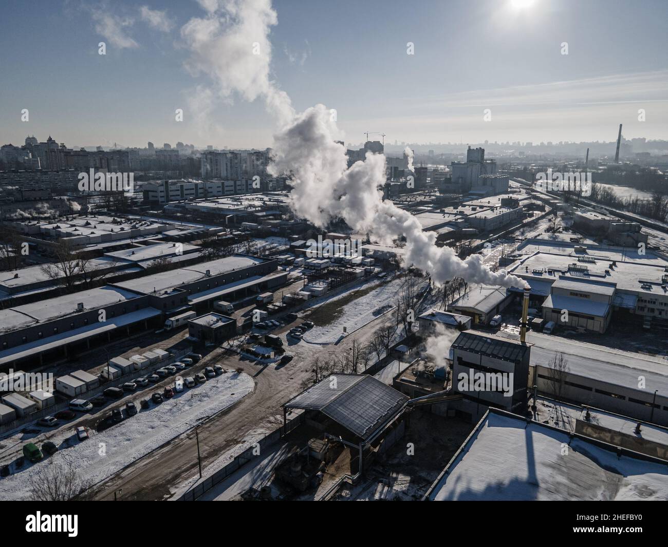 Luftaufnahme von einer Drohne zur Fabrik und zur Luftverschmutzung in der Stadt Stockfoto