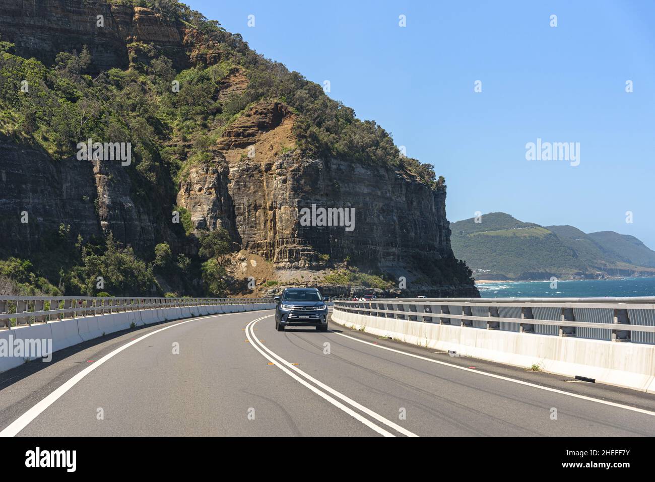 Fahrt nach Norden auf der Sea Cliff Bridge in New South Wales an einem sonnigen Sommertag Stockfoto