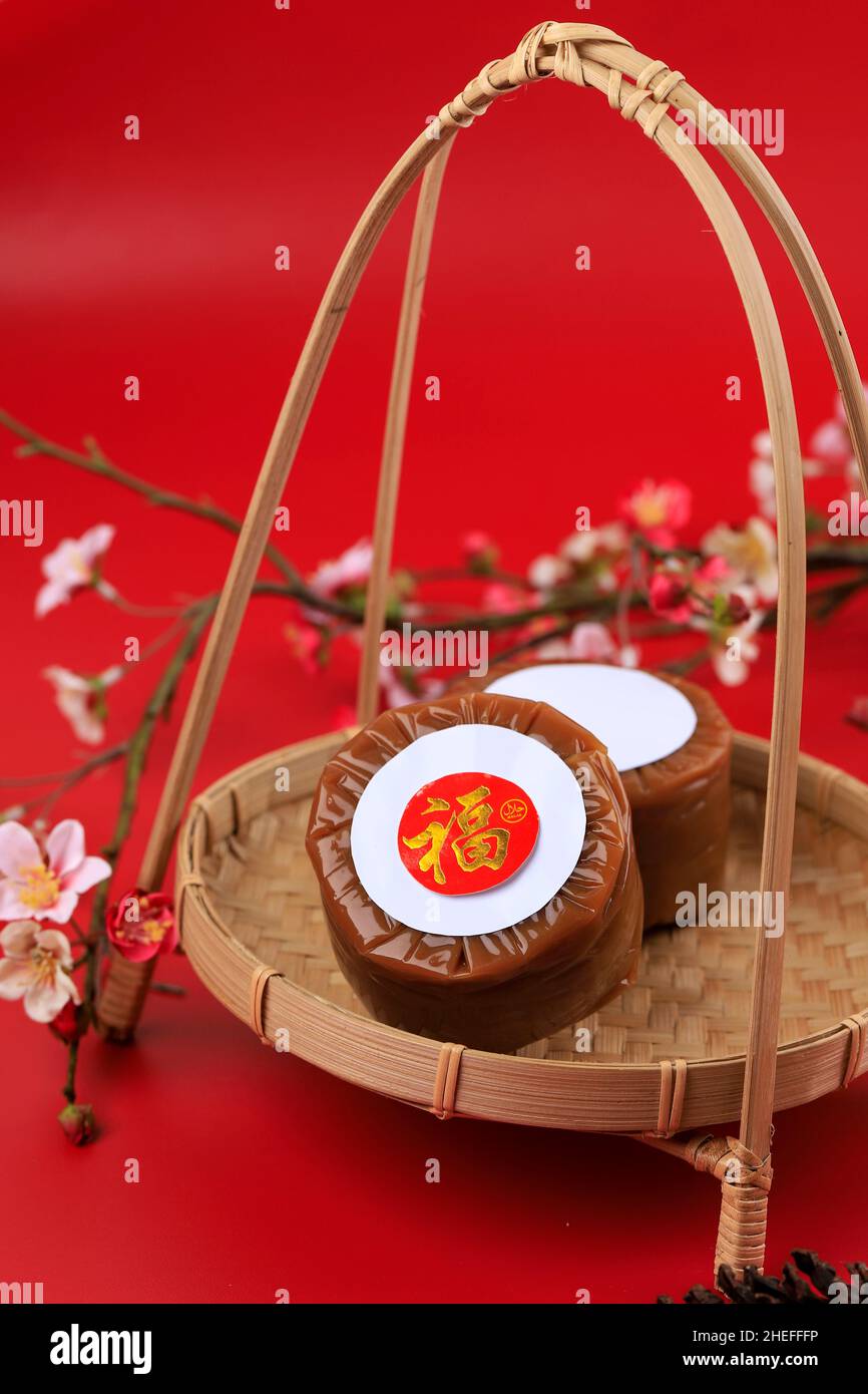 Chinesischer Neujahrskuchen (mit dem chinesischen Schriftzeichen „Fu“ bedeutet „Glück“). Beliebt als Kue Keranjang oder Dodol China in Indonesien. Serviert auf Bamboo Plate, Imlek Stockfoto