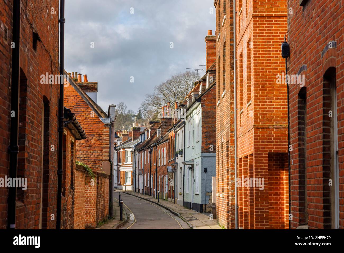 Canon Street, eine schmale Wohnstraße mit terrassierten Stadthäusern aus roten Backsteinen in einem Naturschutzgebiet des historischen Winchester, Hampshire, England Stockfoto