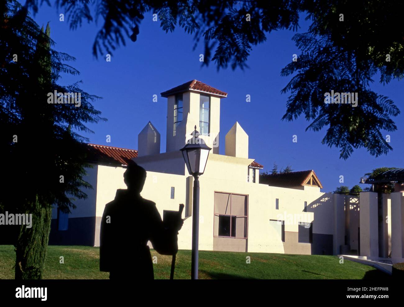 Moderne Architektur der Bibliothek in San Juan Capistrano mit Statue von Pater Junipero Serra in Südkalifornien, Stockfoto