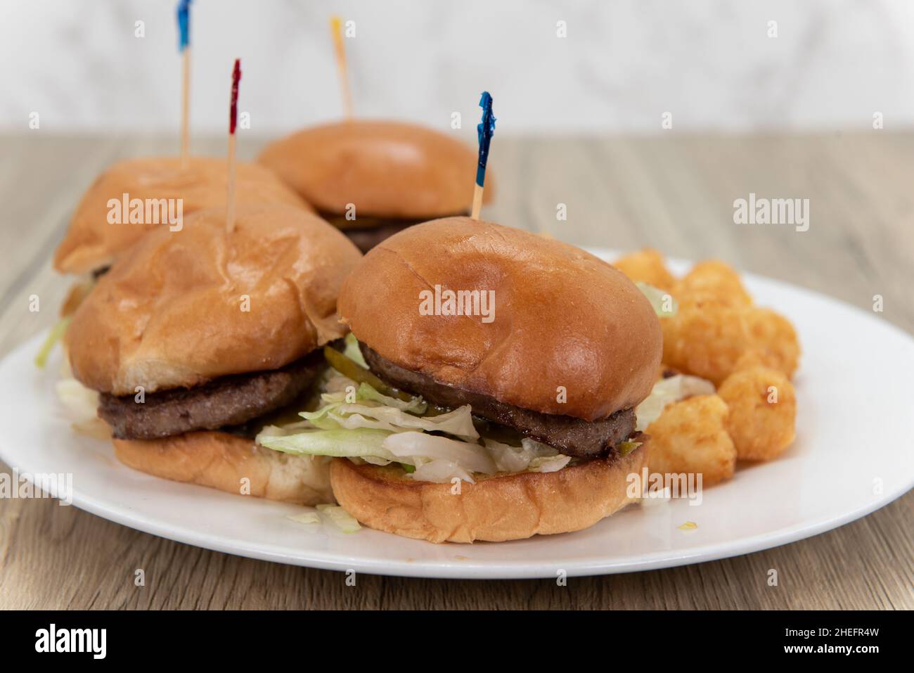 Bestellung von Hamburger-Sliders mit köstlichem Fleisch und serviert mit Essern für einige große Komfort-Essen. Stockfoto