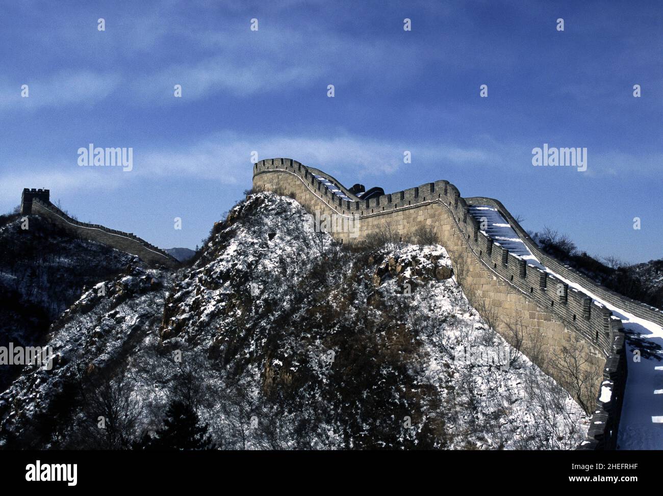 Farbfoto der Chinesischen Mauer, die sich über schneebedeckte Hügel in die Ferne erstreckt, Huairou District, China, Asien, 2005. Stockfoto