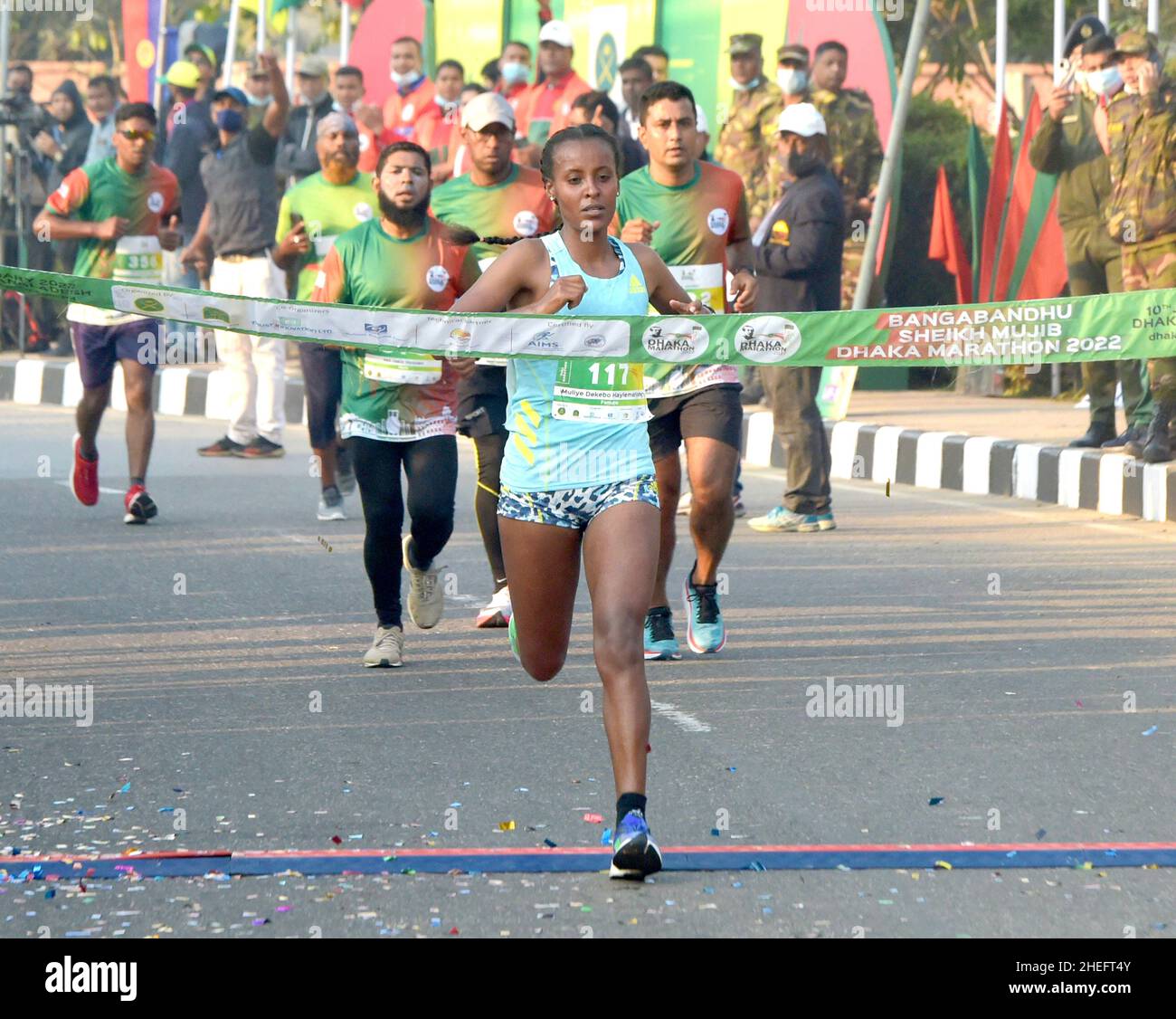 Dhaka. 11th Januar 2022. Muliye Dekebo Haylemriyam (vorne) aus Äthiopien überquert die Ziellinie des Internationalen Elite Female Marathons während des Marathons zum „Heimkehrtag“ des bangladeschischen Vaters Bangabandhu Sheikh Mujibur Rahman am 10. Januar 2022 in Dhaka, Bangladesch. Quelle: Xinhua/Alamy Live News Stockfoto