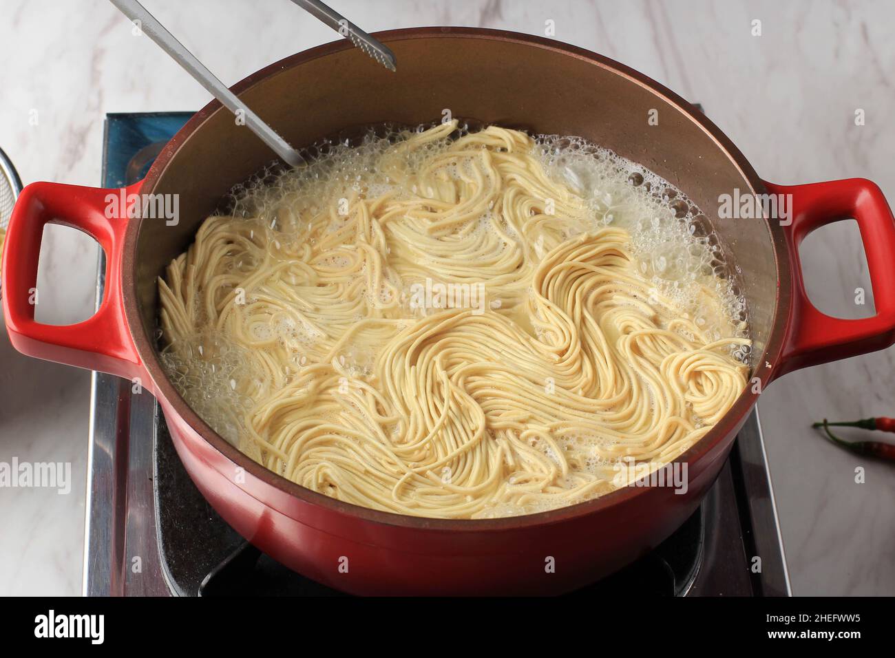 Bei der Herstellung von asiatischen japanischen Noodle, Boiling Dry Noodle Stockfoto