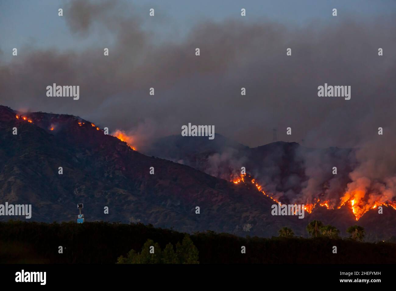 Supergroßes Feuer ereignen sich um die San Gabriel Mountains, Los Angeles, USA Stockfoto