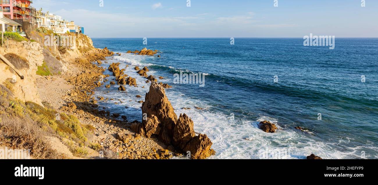 Blick am Nachmittag auf die wunderschöne Küste, Felsen am Little Corona Beach im Los Angeles County Stockfoto