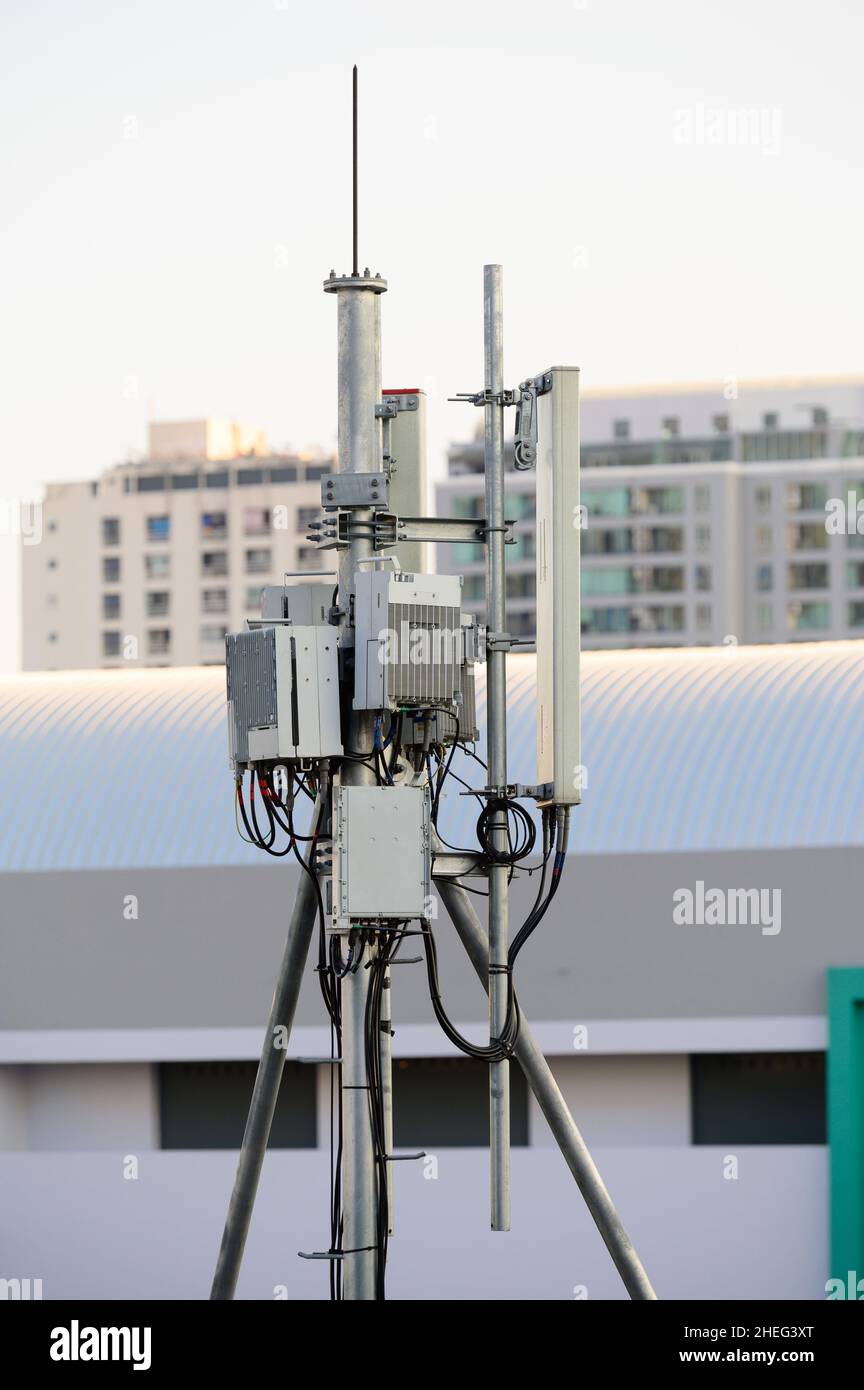 Telekommunikationsturm mit 5G Mobilfunknetzen Stockfoto