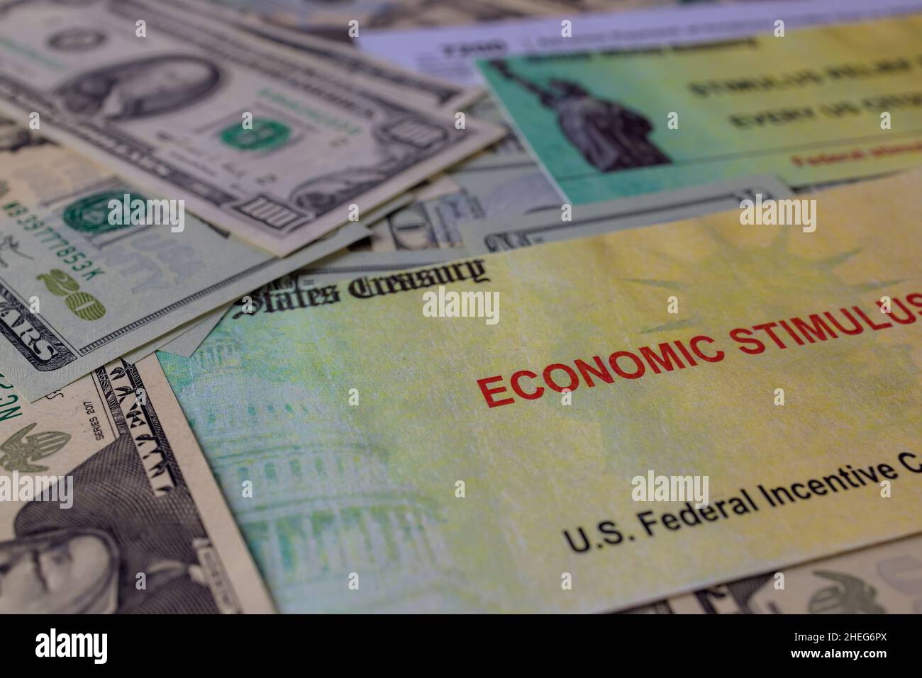 COVID-19 zur globalen Pandemiesperre, Konjunkturpaket Finanzpaket Regierung für Menschen US-Dollar-Banknote unter amerikanischer Flagge Stockfoto