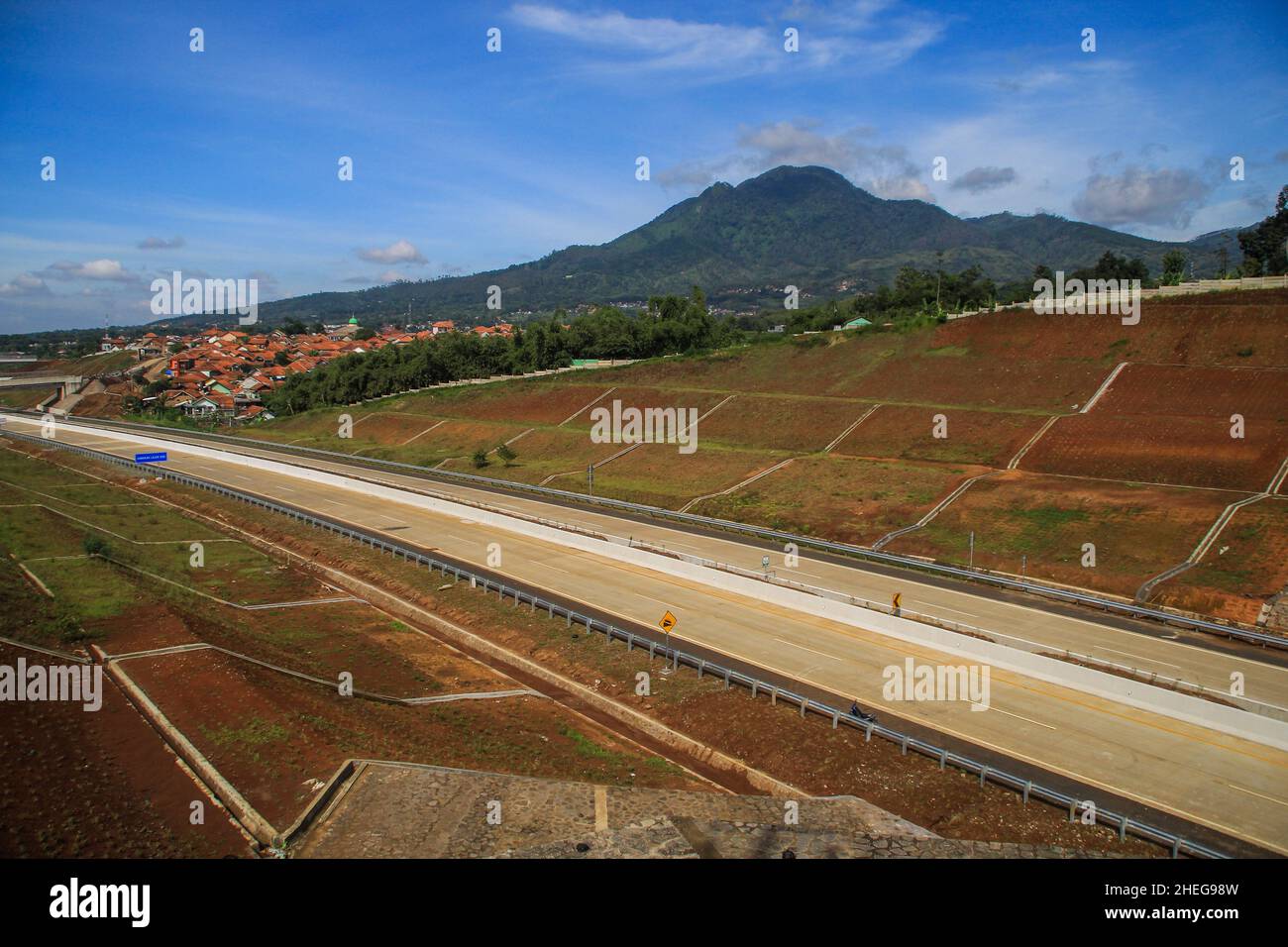 Sumedang, Indonesien. 11th Januar 2022. Ansicht des Mautstraßenprojekts Cisumdawu in Sumedang Regency. Nach Angaben des Gouverneurs von West Java, Ridwan Kamil, wird die Mautstraße voraussichtlich Ende Januar 2022 für Abschnitt 1, nämlich den Abschnitt Cileunyi-Rancakamong, in Betrieb gehen. Er sagte weiter, dass die gesamte Mautstraße von Cisumdawu bis Juni 2022 in Betrieb gehen soll. Die Mautstraße Cisumdawu, die eine Länge von 62,01 Kilometern hat, um Bandungs Zugang zum internationalen Flughafen West Java in Kertajati, Majalengka, zu beschleunigen. Kredit: SOPA Images Limited/Alamy Live Nachrichten Stockfoto