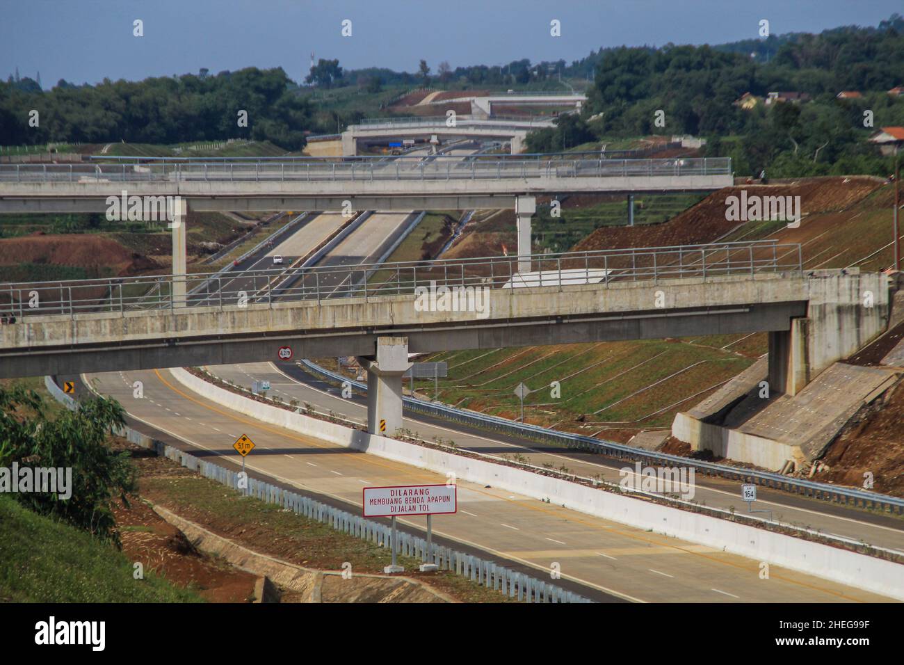 Sumedang, Indonesien. 11th Januar 2022. Ansicht des Mautstraßenprojekts Cisumdawu in Sumedang Regency. Nach Angaben des Gouverneurs von West Java, Ridwan Kamil, wird die Mautstraße voraussichtlich Ende Januar 2022 für Abschnitt 1, nämlich den Abschnitt Cileunyi-Rancakamong, in Betrieb gehen. Er sagte weiter, dass die gesamte Mautstraße von Cisumdawu bis Juni 2022 in Betrieb gehen soll. Die Mautstraße Cisumdawu, die eine Länge von 62,01 Kilometern hat, um Bandungs Zugang zum internationalen Flughafen West Java in Kertajati, Majalengka, zu beschleunigen. Kredit: SOPA Images Limited/Alamy Live Nachrichten Stockfoto