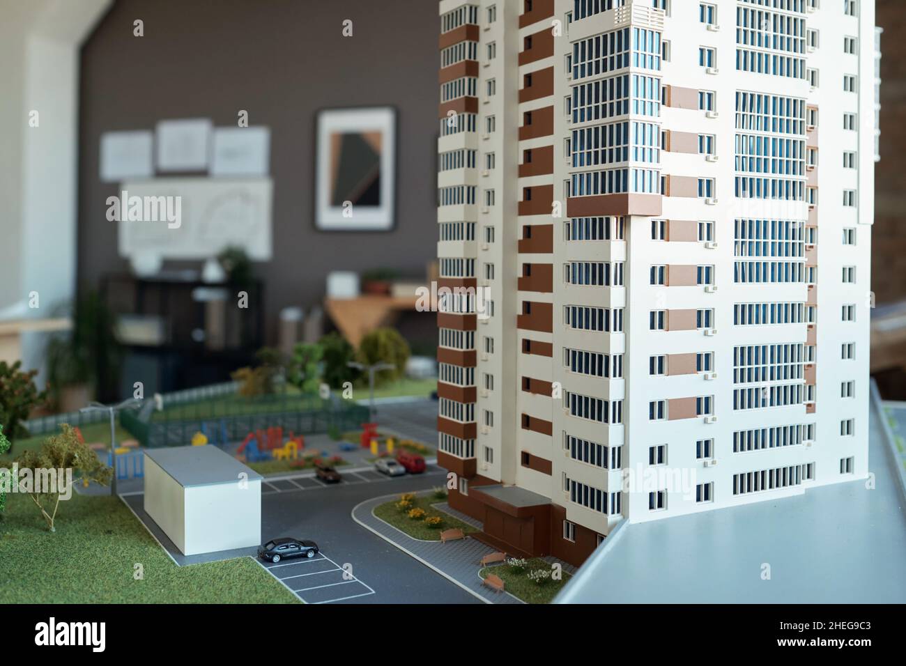 Layout des mehrstöckigen Hauses mit Hof am Arbeitsplatz des Architekten im zeitgenössischen Büro oder in der Werkstatt Stockfoto