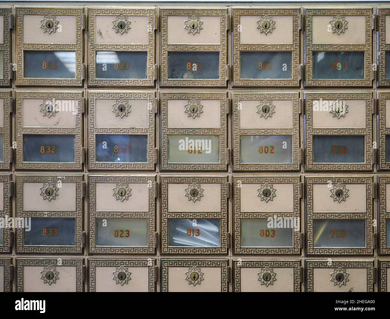 Altmodische individuelle abschließbare Briefkästen, wie sie in Wohngebäuden zu finden sind Stockfoto