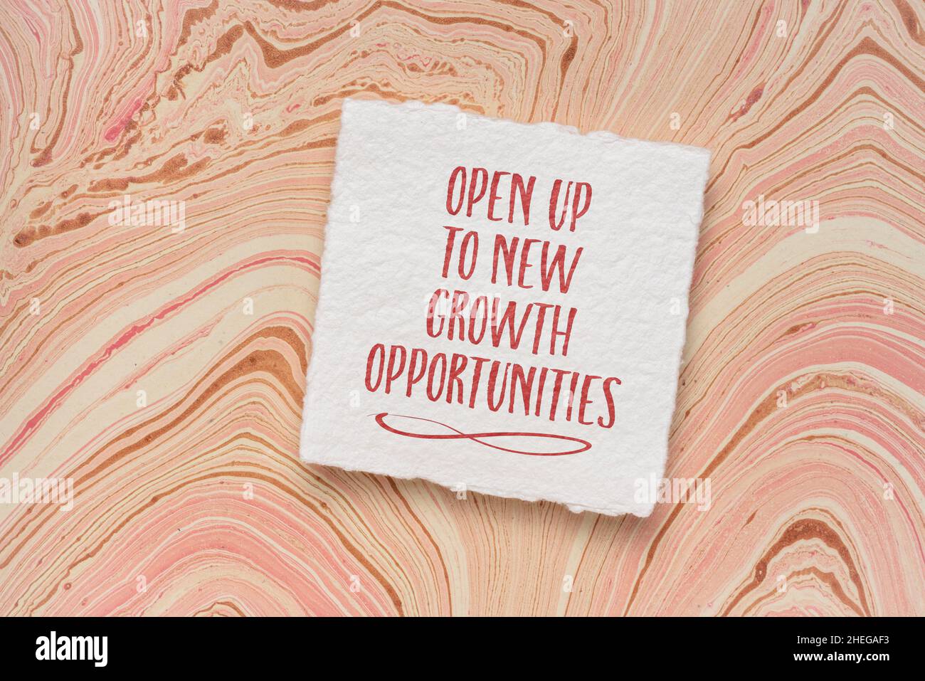 Eröffnen Sie sich neue Wachstumschancen – inspirierende Handschrift auf Aquarellpapier, Karriere, Livemiefyle und persönliches Entwicklungskonzept Stockfoto
