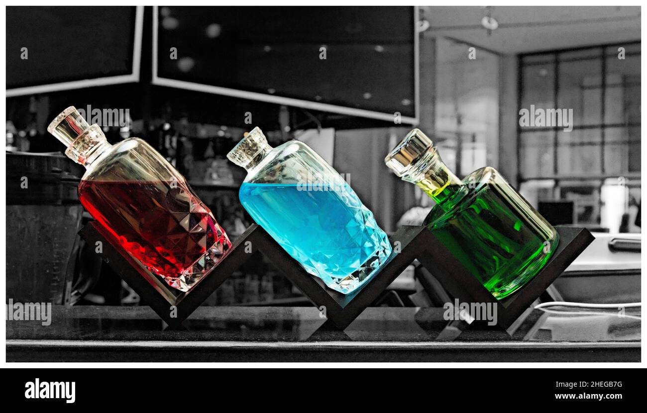 Flaschen in Farbe Stockfoto
