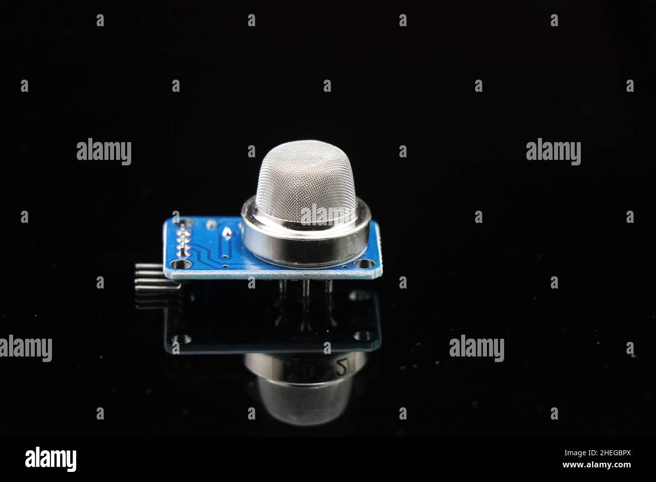 Gassensor für Arduino-Projekte, isoliert auf reflektierendem schwarzem Glashintergrund, mq2-Gassensor zur Erkennung von Gaslecks Stockfoto