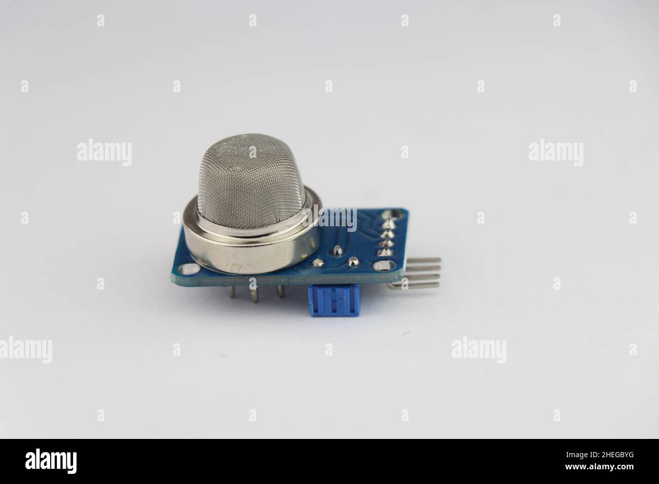 mq2 Sensor für brennbare Gase und Rauch auf weißem Hintergrund, Arduino Gassensor zur Erkennung von Gaslecks Stockfoto