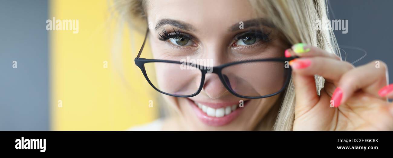 Hübsche Erwachsene in weißem Top Stockfoto