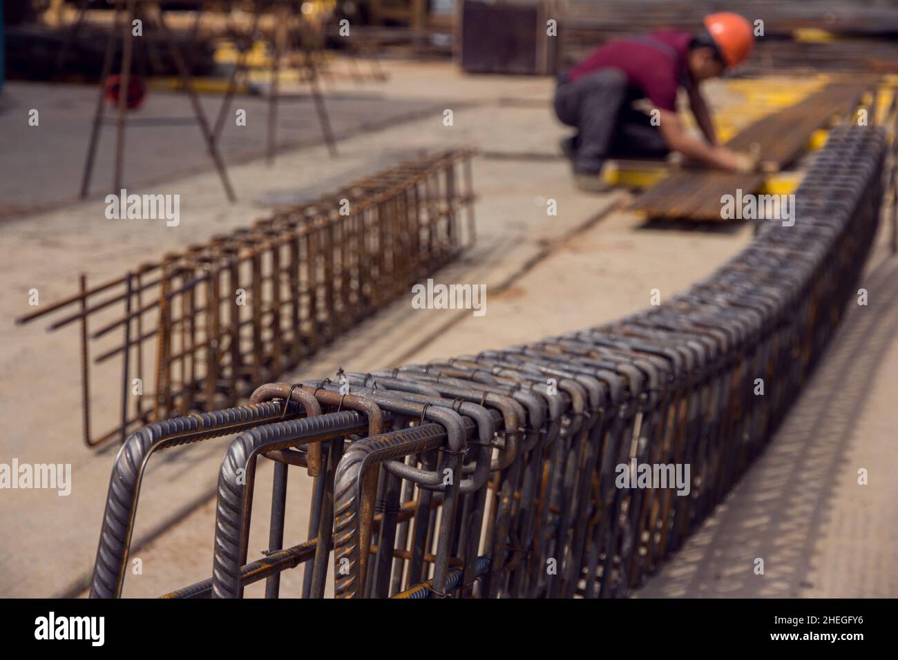 Rahmen aus Stahlstangen zum Betonieren. Gebäudekonstruktion. Stahlarmierungsstäbe. Industrieller Hintergrund. Textur zurückhalten. Baustelle. Ste Stockfoto