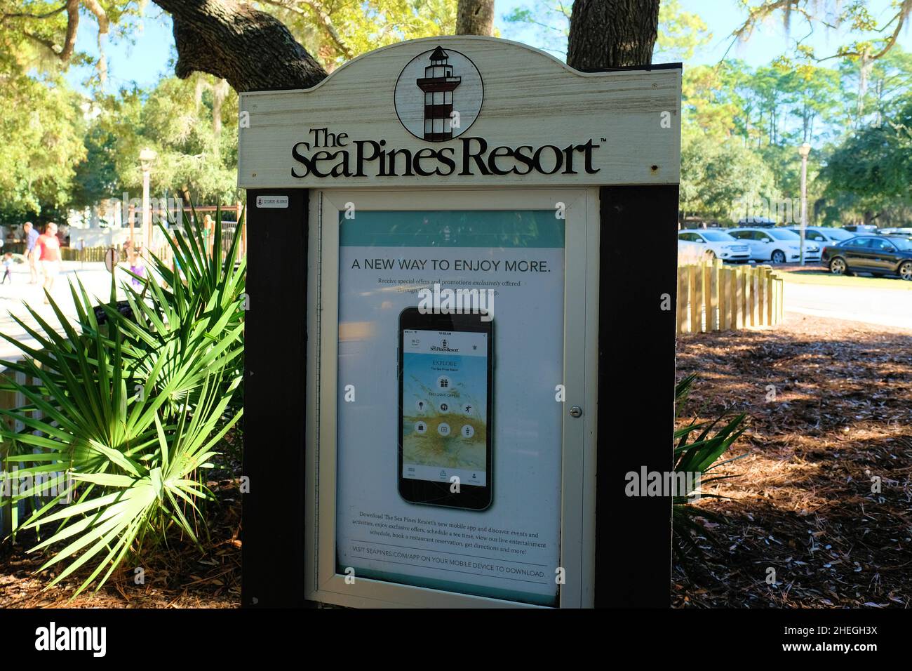 Informationsdisplay im Sea Pines Resort in Hilton Head, South Carolina, das eine Telefon-App für den Zugriff auf lokale Angebote und Dienstleistungen anwirbt. Stockfoto