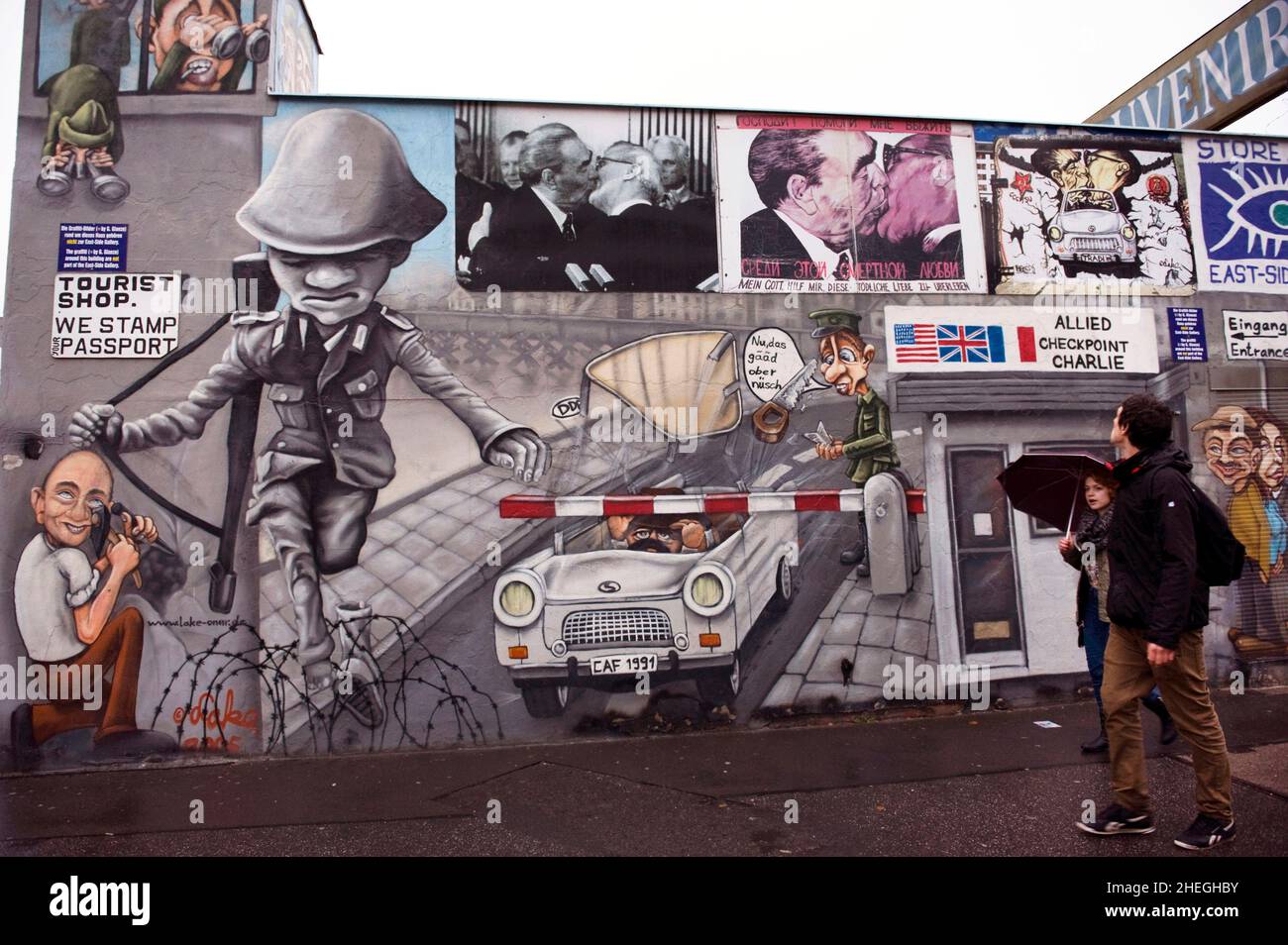 DEUTSCHLAND. BERLIN. DIE BERLINER MAUER WAR VON ANFANG AN EINE BARRIERE, DIE VON DER DDR ERRICHTET WURDE Stockfoto