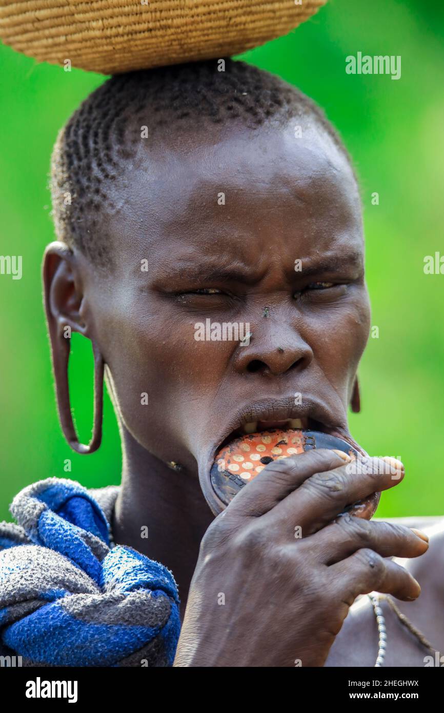 Omo River Valley, Äthiopien - 29. November 2020: Porträt einer afrikanischen Frau mit einem großen traditionellen Holzteller in der Unterlippe Stockfoto