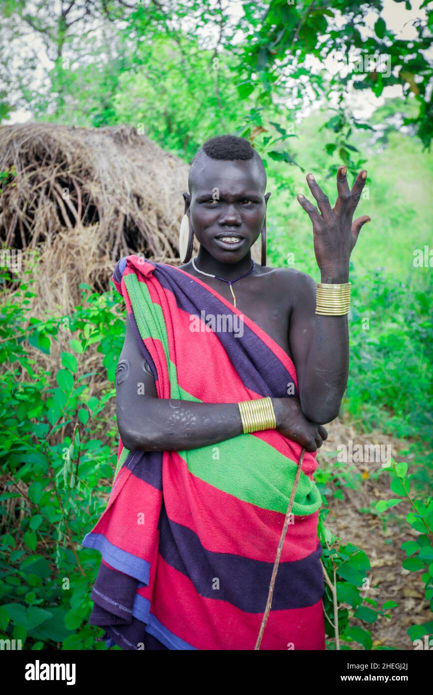 Omo River Valley, Äthiopien - 29. November 2020: Porträt einer afrikanischen Frau im lokalen Mursi-Stammesdorf Stockfoto