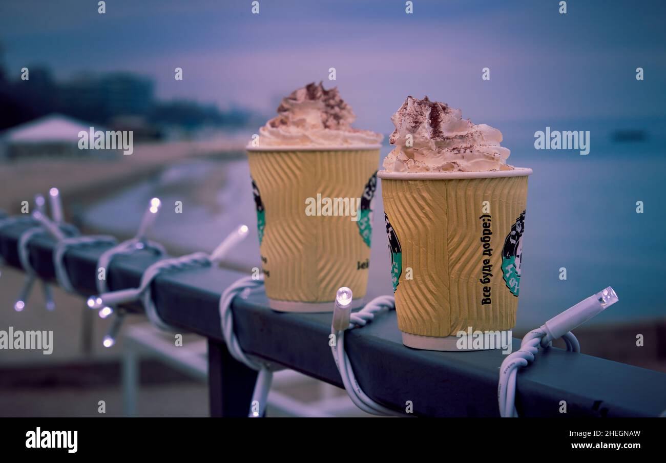 Zwei Pappbecher mit Kaffee. Auf einer Inschrift: 'Alles wird in Ordnung sein.' Seascape im Hintergrund. Stockfoto