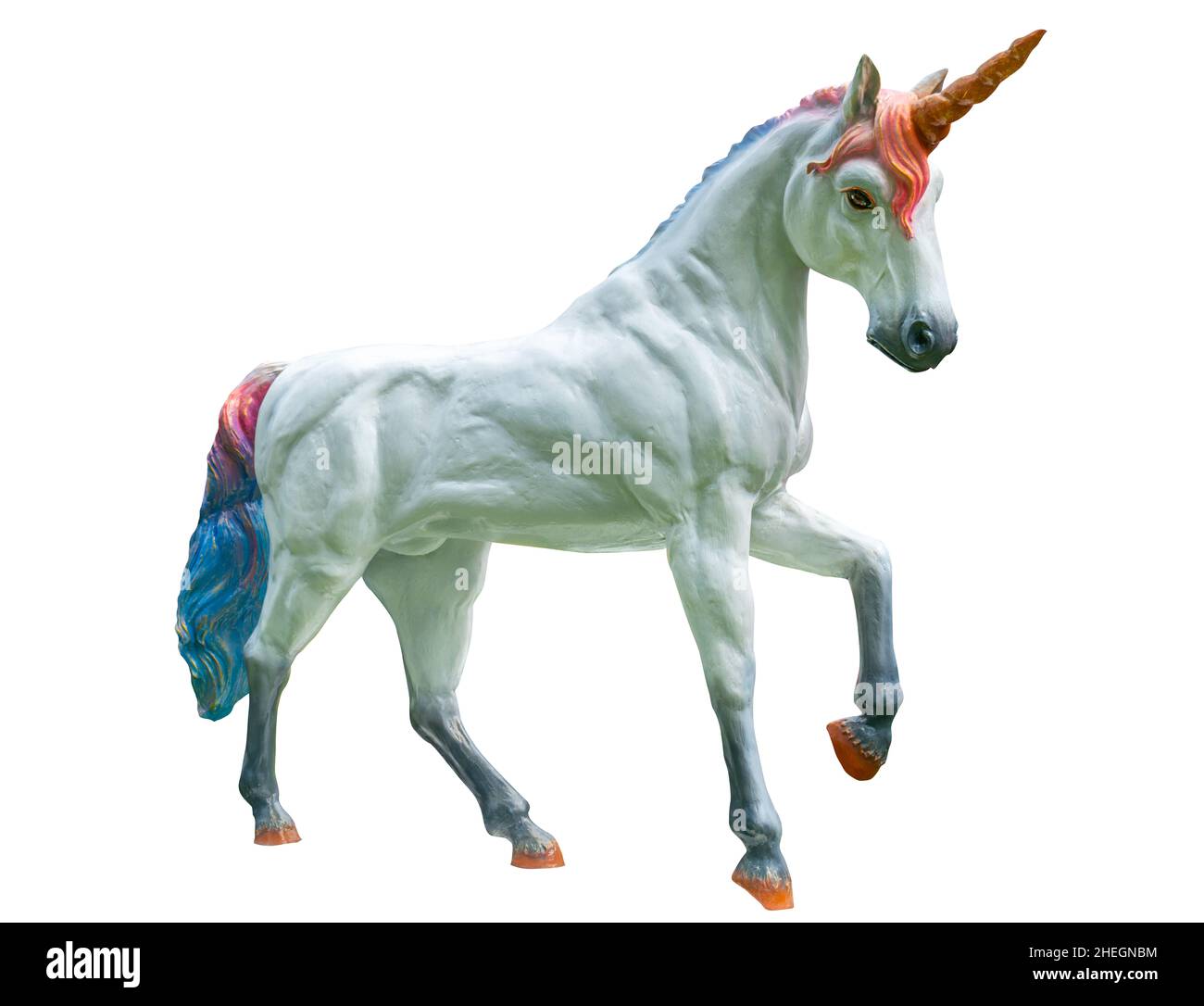 Isolierte Skulptur aus weißem Einhorn auf weißem Hintergrund, weißes Einhorn mit Regenbogenfarbe aus Horn, Haaren und Schwanz, Einhorn zur Gartendekoration. Stockfoto