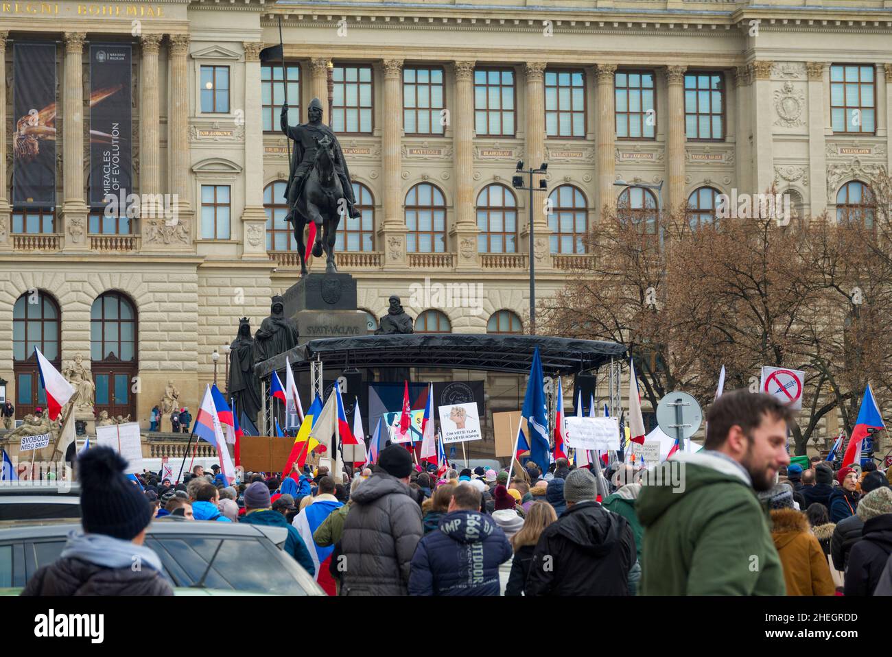 Demonstration in Prag auf dem Wenzelsplatz gegen die obligatorische Impfung gegen Covid-19 Stockfoto