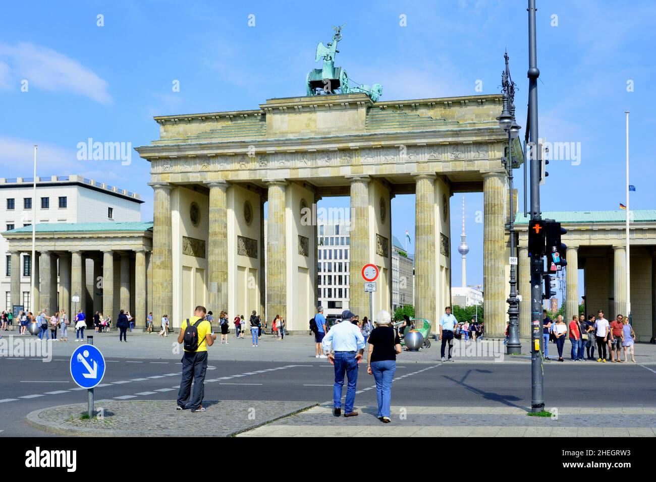 DEUTSCHLAND. BERLIN. DAS 1790 ERBAUTE BRANDEBURGER TOR IST BEKANNT FÜR SEINE QUADRIGE DES KÜNSTLERS JOHANN SCHADOW. Stockfoto