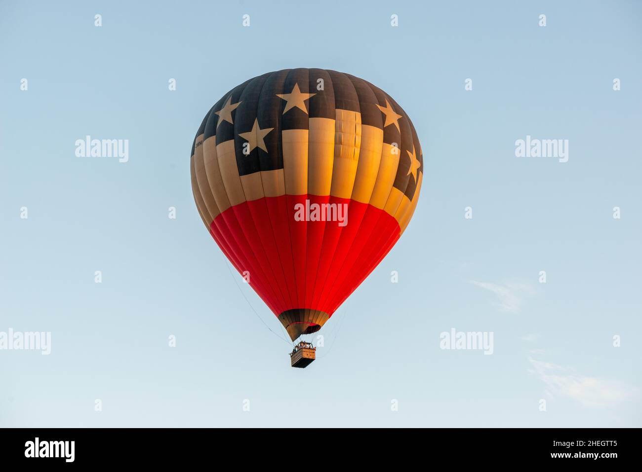 Blick auf einen fliegenden Heißluftballon Stockfoto