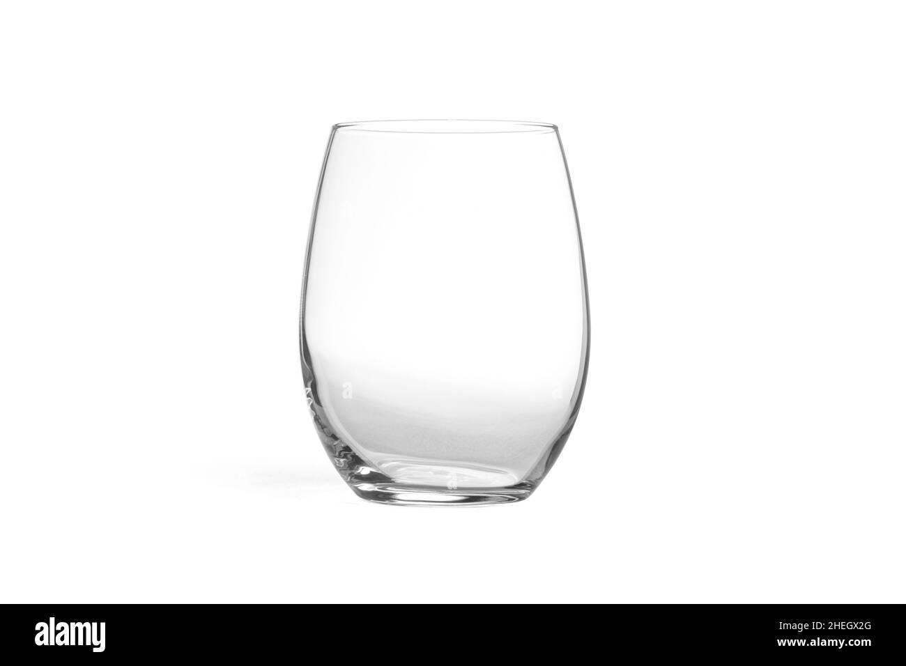 Glas für Wasser. Ein Glas frischen süßen Apfelsaft auf weißem Hintergrund isoliert. 3D realistische Darstellung. Veganer Saft. Reinigung und Entgiftung Stockfoto