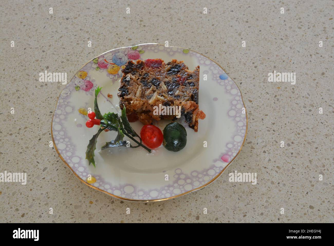 Weihnachtskuchenscheibe - letzte mit Dekorationen Stockfoto