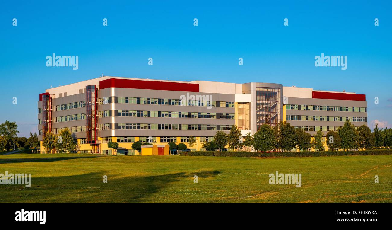 Warschau, Polen - 22. Mai 2020: Campus der Universität für Biowissenschaften SGGW mit Institut für Landwirtschaft und Ökologie im Warschauer Stadtteil Ursynow Stockfoto