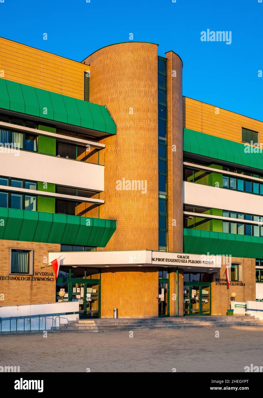 Warschau, Polen - 22. Mai 2020: Campus der Universität für Biowissenschaften SGGW mit Institut für Ernährungstechnik im Warschauer Stadtteil Ursynow Stockfoto