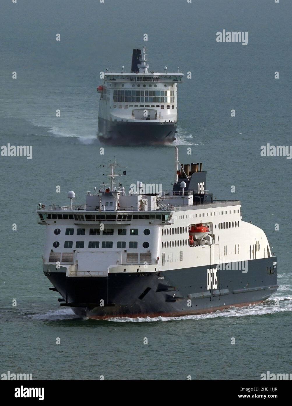 Die DFDS Fähren Dover Seaways (oben) und die Cote d'Opale erreichen den Hafen von Dover in Kent. Chris Parker, Direktor für Kapazität und Passagierleistung des Fährbetreibers DFDS, sagte, dass Briten, die sich nach sonnigen Kurzurlauben sehnen, da die Covid-19-Pandemie nachlässt, Langstreckenziele zugunsten von Urlauben in Europa zur Senkung ihres CO2-Fußabdrucks vergraben könnten. Bilddatum: Montag, 10. Januar 2022. Stockfoto