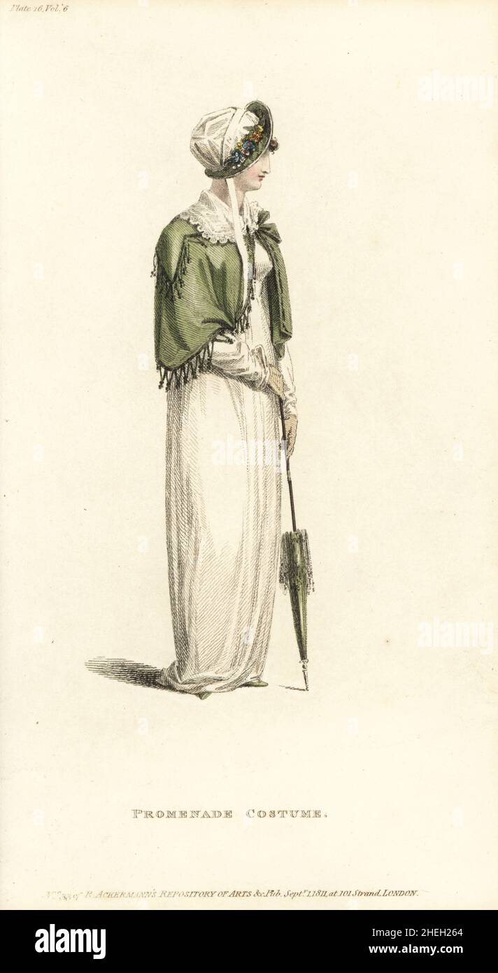 Regency-Frau im Promenadenkleid aus Jaconot-Musselin, grüner Kapuzinermantel in Shot-Sarsnet mit chinesischen Seidenfransen, passendem Sonnenschirm, spanischer Satinhut. Römische Schuhe aus grünem marokkanisches Leder. Entworfen von der Müllerin Mrs Elizabeth Gill, 1 Cork Street, Burlington Gardens. Platte 16, September 1 1811. Handkolorierter Kupferstich von Thomas Uwins aus Rudolph Ackermanns Repository of Arts, London. Stockfoto