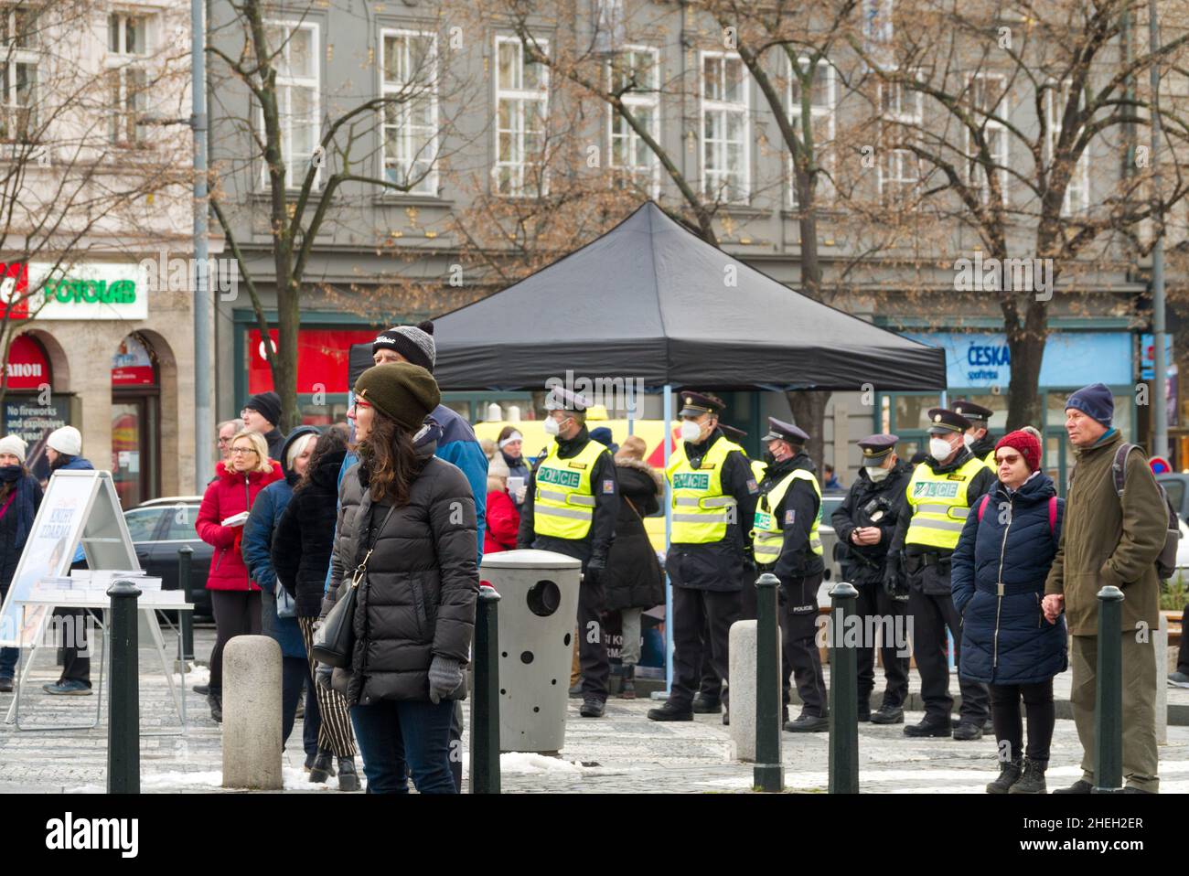 Polizisten in Prag auf dem Wenzelsplatz in gelben reflektierenden Westen. Stockfoto