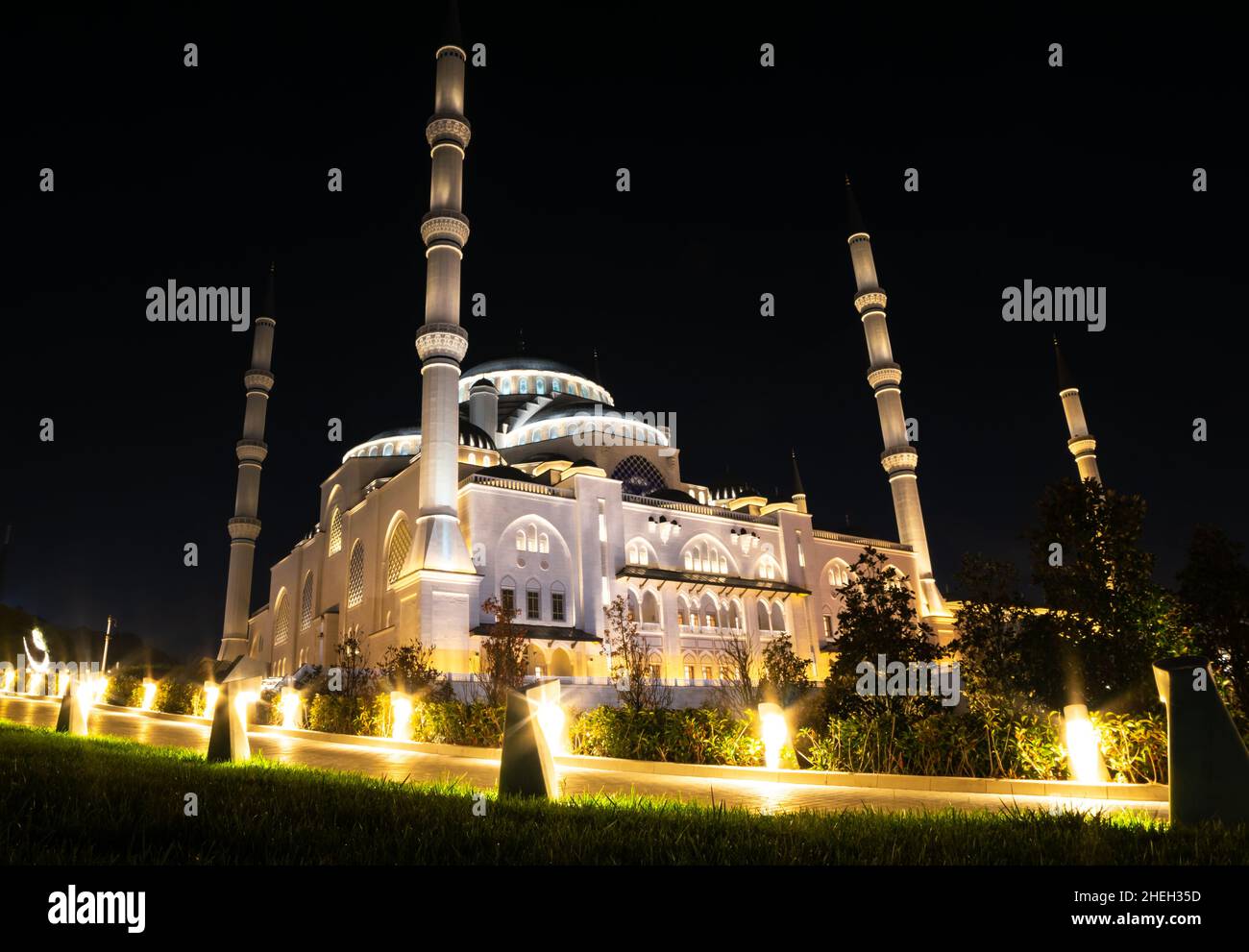 Çamlica Masjid Moschee während des Gebets in der Nacht mit einem beleuchteten Weg vor und keine Menschen in der Nähe. Religiöse Stätten in der Türkei. Stockfoto