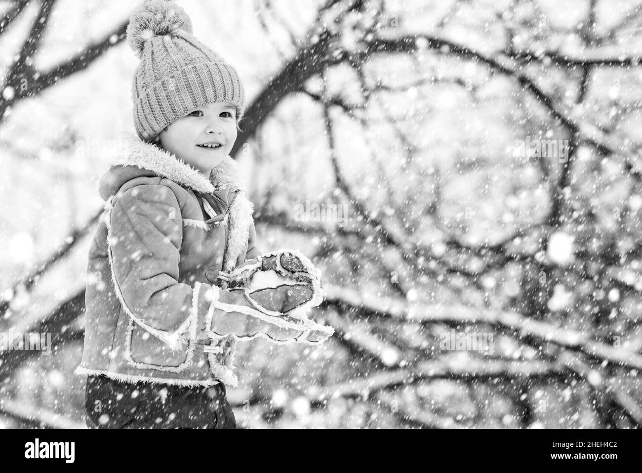 Weihnachten Kinder im Schnee. Thema Weihnachtsferien Neujahr. Winter Schnee und Kind Spiel. Frohe Winterzeit für Kinder. Fröhliche kleine Junge Kind Spaß haben Stockfoto