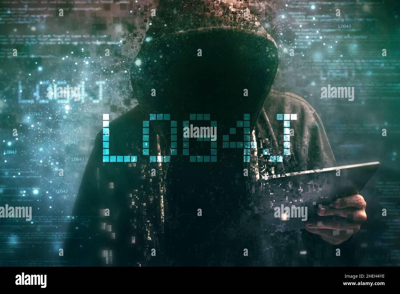 Hooded Computer Hacker in Cybersecurity Vulnerability log4j Konzept mit digitalen Glitch-Effekt Stockfoto