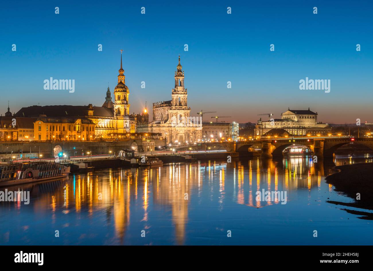 Nacht-Skyline der Stadt Dresden und die Elbe in Sachsen. Stockfoto