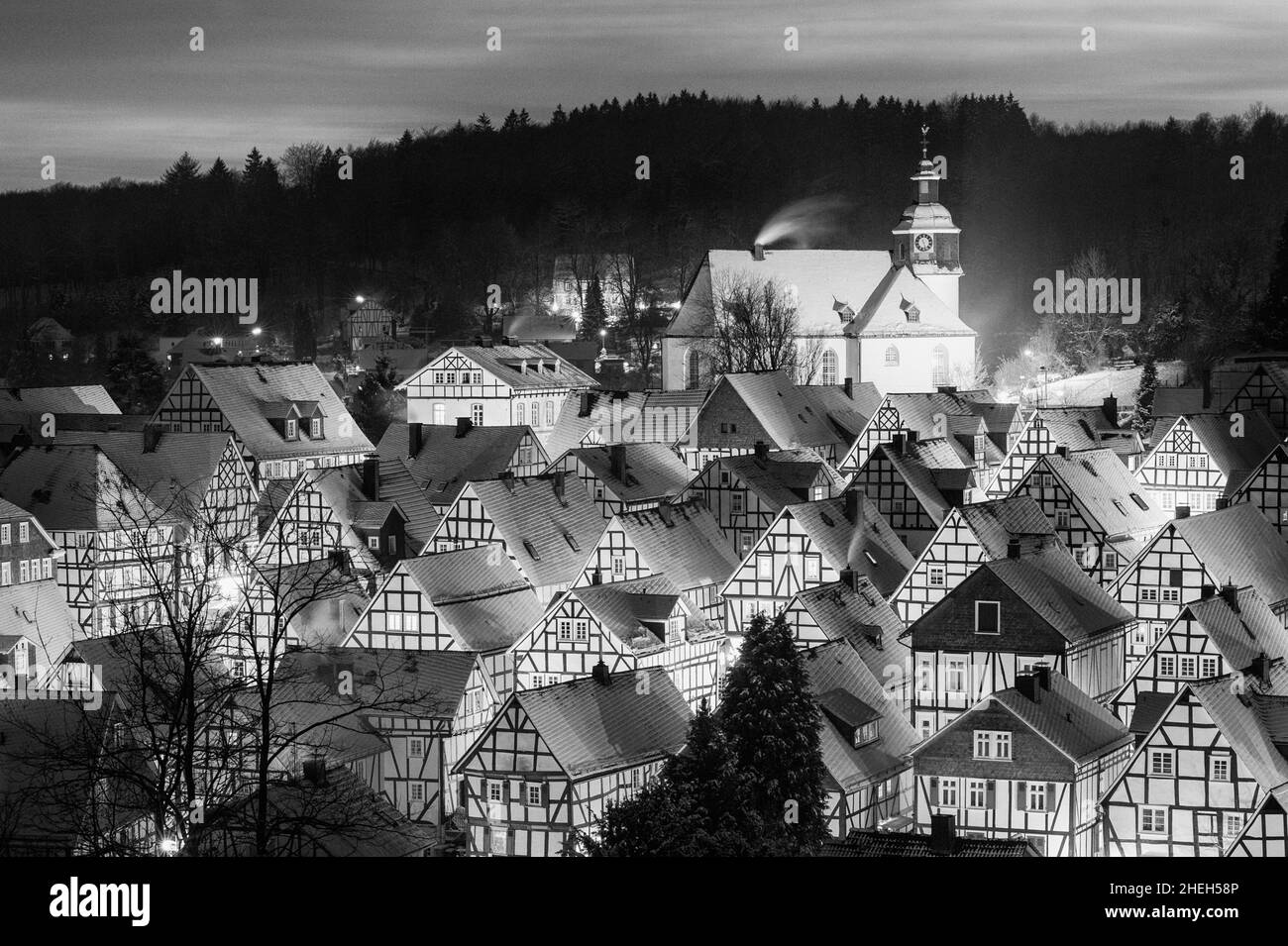Abendliche Winteransicht von verschneiten alten Häusern in Freudenberg Deutschland Stockfoto