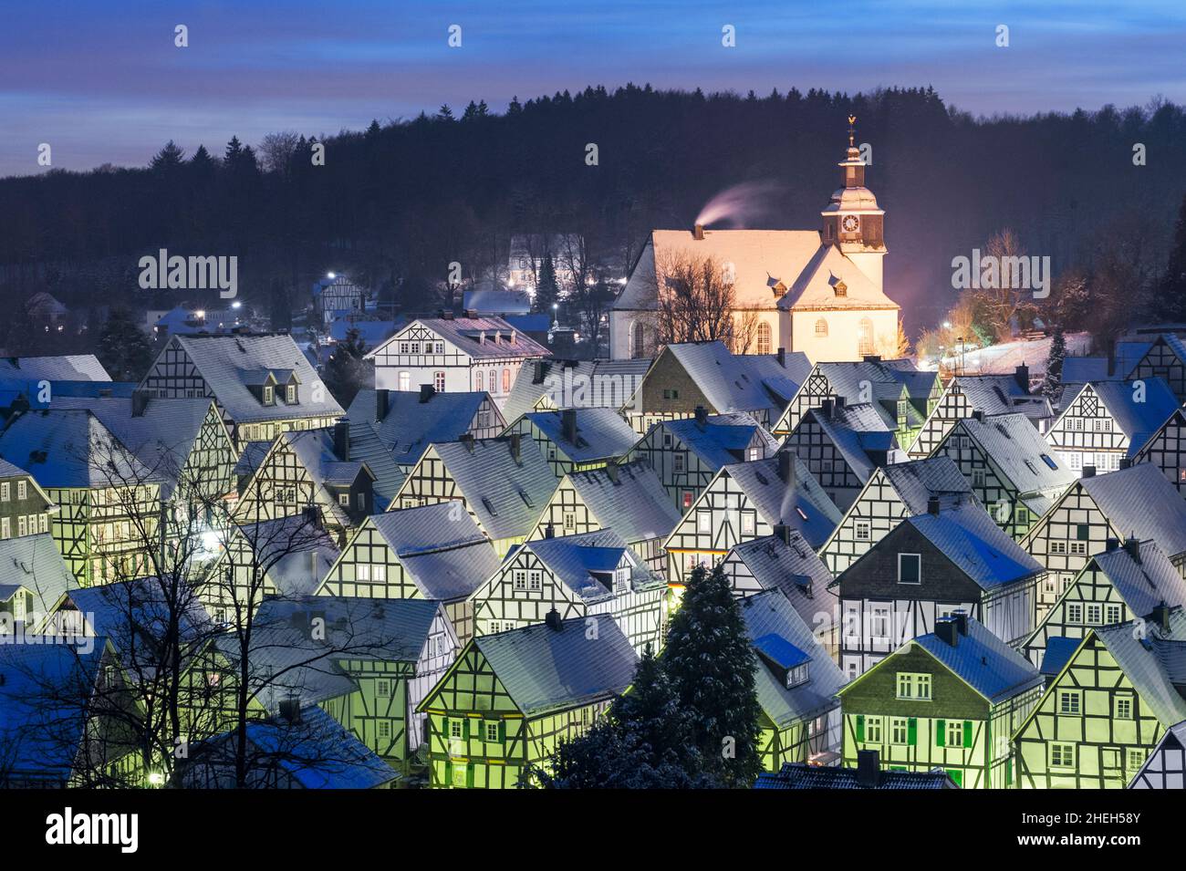 Abendliche Winteransicht von verschneiten alten Häusern in Freudenberg Deutschland Stockfoto