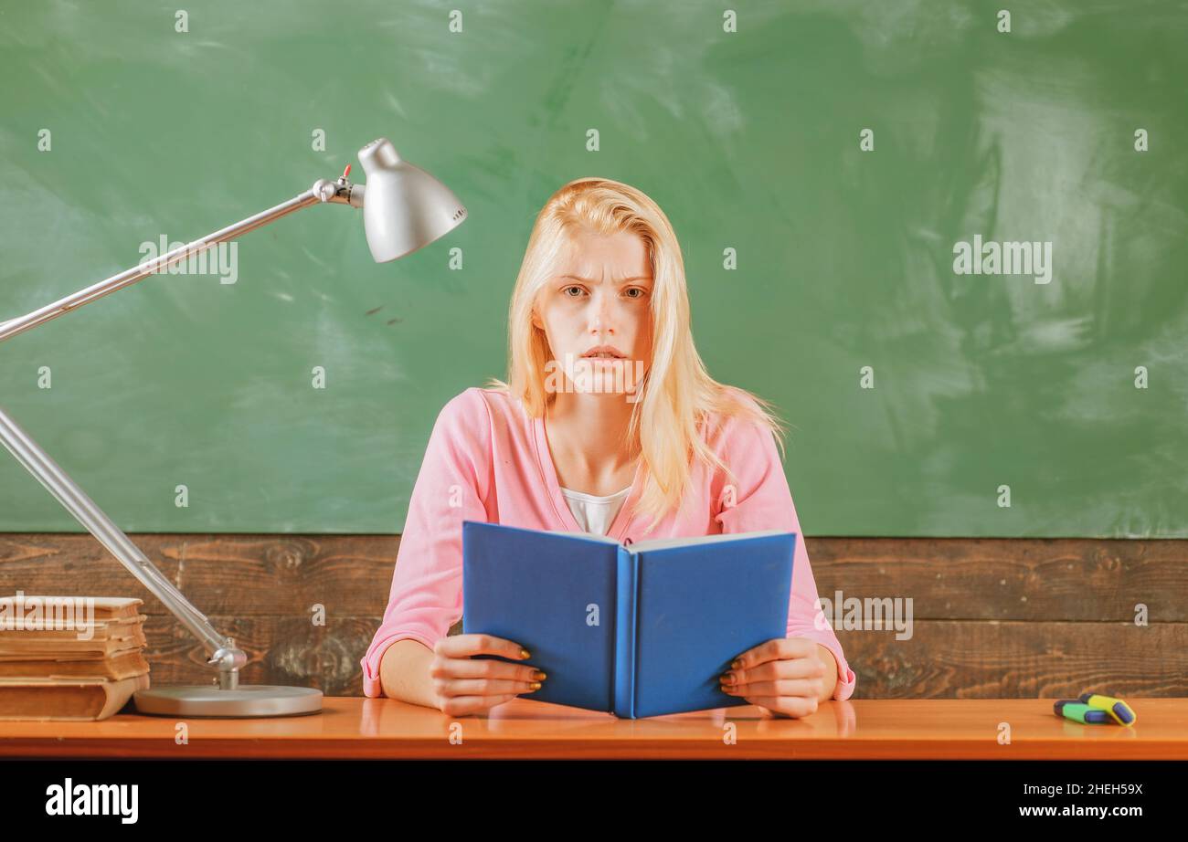 Lehrerin im Klassenzimmer auf der Tafel. College Mädchen in der Klasse. Stockfoto