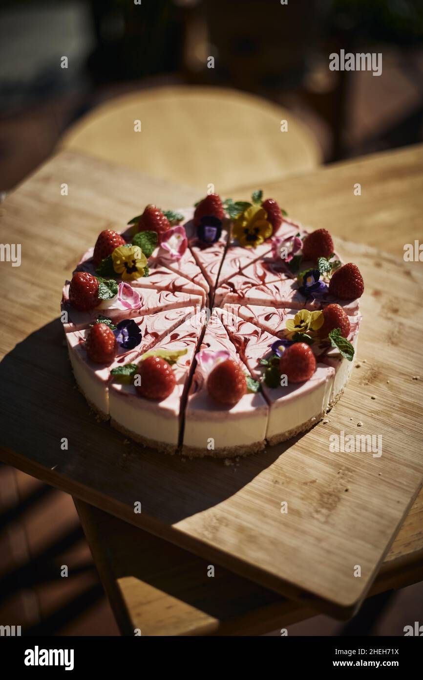 Selektiver Fokus auf Waldbeerenkuchen Stockfoto